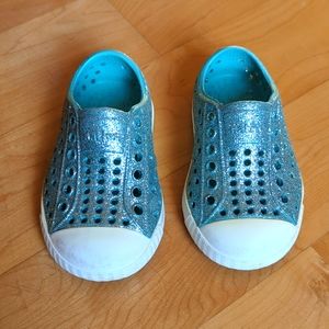 Native Jefferson Toddler Shoe Size 4 Sparkly Teal
